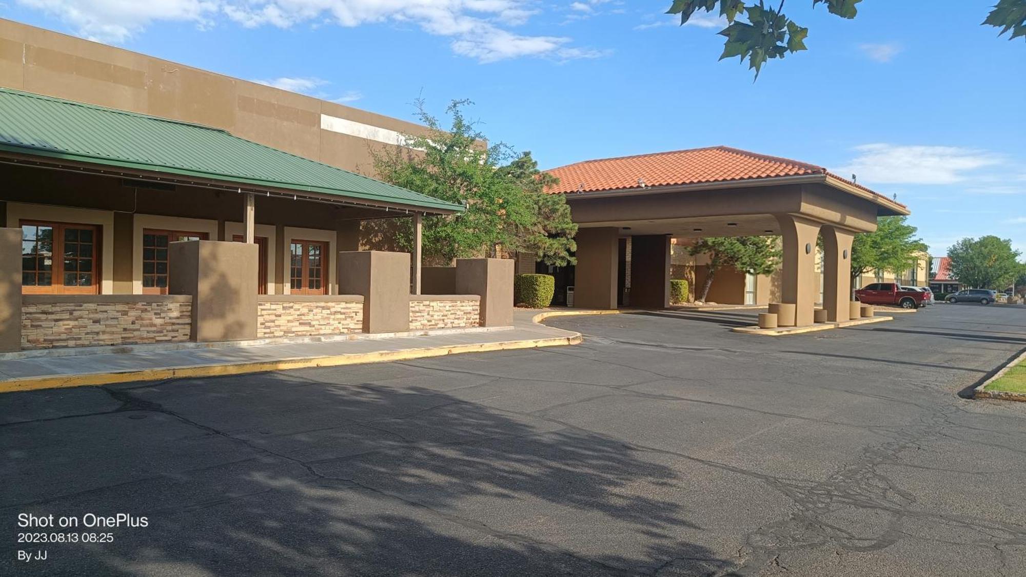 Clarion Inn & Suites, Roswell Exterior photo